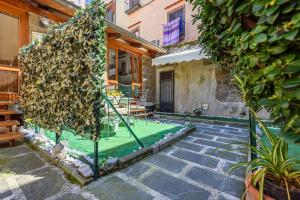 uma casa com um relvado verde no quintal em [Sorrento Coast] Villa with garden Il Glicine em Piano di Sorrento