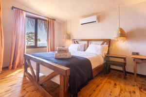 Llit o llits en una habitació de La Boheme Kabak Adults Only