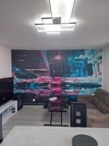 Appartement sandonato في كليرمون-ليرو: غرفة معيشة مع لوحة على الحائط