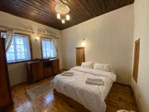 una camera da letto con un letto grande con due asciugamani sopra di Old town Cozy Villa in the heart of Antalya a Antalya (Adalia)
