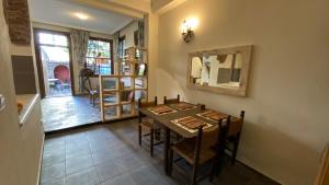 una sala da pranzo con un tavolo e uno specchio di Old town Cozy Villa in the heart of Antalya a Antalya (Adalia)