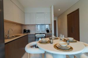 Kuchyň nebo kuchyňský kout v ubytování Lxry 2 bed apartment in Burj Royale Downtown Dubai with full Burj Khalifa view