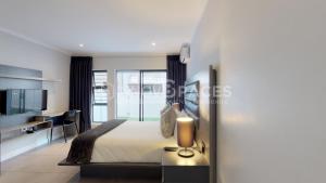 una camera con letto e tavolo con lampada di Innov8 Spaces a Johannesburg