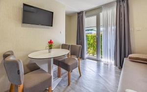 TV a/nebo společenská místnost v ubytování Mobile Home Rojnic