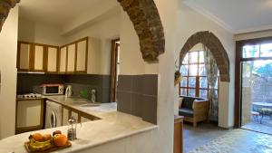 una cucina con lavandino e bancone con frutta di Old town Cozy Villa in the heart of Antalya a Antalya (Adalia)