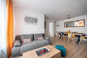 sala de estar con sofá y mesa en L'Escapade Marine - Superbe appt pour 4, en Calais