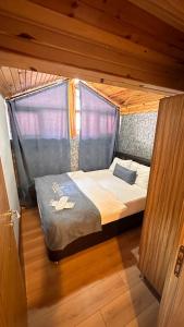 Postel nebo postele na pokoji v ubytování Paradise Lake Hotel