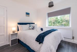 1 dormitorio con cama y ventana en A home away from home - Derby en Derby