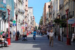 a busy city street with people walking down the street at Casa Andrea in Las Palmas de Gran Canaria