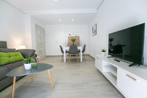 salon z kanapą i telewizorem w obiekcie Appartement entier w mieście El Altet