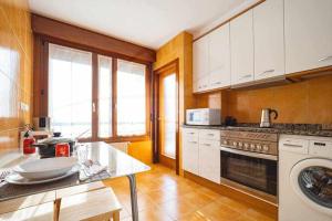 Η κουζίνα ή μικρή κουζίνα στο Piles Garden Apartamento