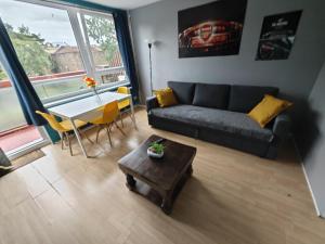 2 BEDROOM FLAT NEXT TO ARSENAL STADIUM - HIGHBURY في لندن: غرفة معيشة مع أريكة وطاولة