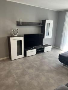 TV a/nebo společenská místnost v ubytování Charmante Ferienwohnung mit Klimaanlage !