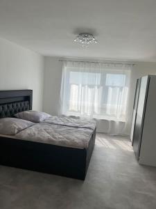 Postel nebo postele na pokoji v ubytování Charmante Ferienwohnung mit Klimaanlage ! + 8 fotografií