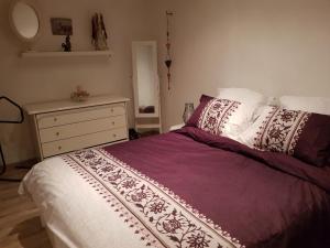 ein Schlafzimmer mit einem Bett und einer Kommode in der Unterkunft Maison au Pied du Pont du Gard in Remoulins