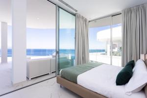 Postel nebo postele na pokoji v ubytování Crystal I Luxury Apartments by EnjoyaHome + 37 fotografií