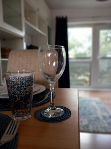 una copa de vino sentada en una mesa junto a un tenedor en NEW TO MARKET - Spectre Home, Hatfield - Contractors, Engineers, Relocators, LongStay Discounts, Parking en Hatfield