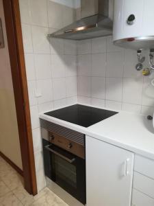 uma cozinha com uma placa de fogão a preto e branco em GreenSea em Peniche