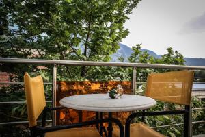 una mesa y sillas en un balcón con vistas en Hotel Ena, en Loutra Ipatis