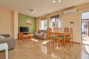 TV a/nebo společenská místnost v ubytování Vivienda con piscina