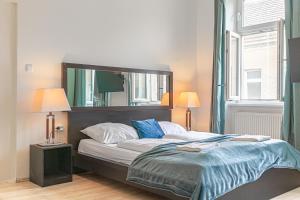 Schlafzimmer mit einem Bett und einem großen Spiegel in der Unterkunft Inviting 2BR shared Apt - centrally located in Wien