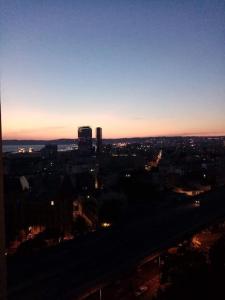 vista para o horizonte da cidade ao pôr-do-sol em Appartement T4 à deux pas de la gare St Charles em Marselha