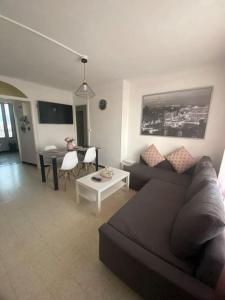 uma sala de estar com um sofá e uma mesa em Appartement T4 à deux pas de la gare St Charles em Marselha