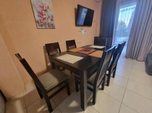A television and/or entertainment centre at Villa Aspen Guest House