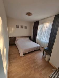 A bed or beds in a room at Villa Aspen Guest House