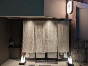 Una cortina en un escenario con dos luces. en HOTEL TOMOS ASAKUSA, en Tokio