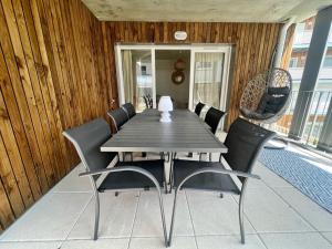 a wooden table and chairs on a patio at Alma Terra - Terrasse privative in Lagord