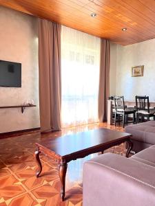 sala de estar con mesa de madera y sofá en Villetta Anastasia, en Francavilla al Mare