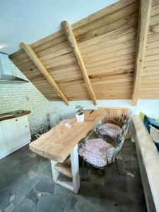 Fotografie z fotogalerie ubytování Unique wooden villa with pool v destinaci Olympiada