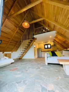 Fotografie z fotogalerie ubytování Unique wooden villa with pool v destinaci Olympiada