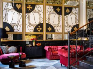 a lobby with red couches and a stained glass window at Golden Queen Aparthotel in Kraków