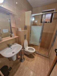 A bathroom at Villa Aspen Guest House