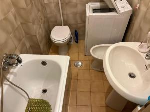 ein Badezimmer mit einem WC, einer Badewanne und einem Waschbecken in der Unterkunft Appartamento Gabbiano in Scalea