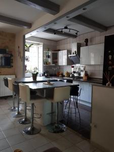 eine Küche mit einem Tisch und einigen Stühlen in der Unterkunft Maison au Pied du Pont du Gard in Remoulins