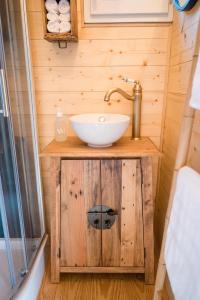 y baño con lavabo sobre una mesa de madera. en Les jardins de Manotte, en La Motte