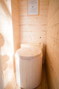drewniana sauna z drewnianą beczką w rogu w obiekcie Les jardins de Manotte w mieście La Motte