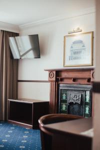 una habitación con chimenea en una habitación de hotel en Boutique Hotel De Doelen, en Groninga