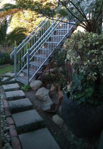 un conjunto de escaleras en un jardín con plantas en Ville la'Rina, en Ciudad del Cabo