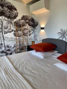 1 dormitorio con 1 cama con árboles en la pared en LIS ESTELLO - 4* apartment - Upscale gite in Flayosc, en Flayosc