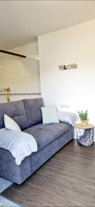 un soggiorno con divano in camera di Apartamento Casa Tambo, Campelo a Pontevedra
