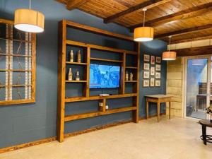 アインシーレムにあるTa' Ciangura House of Characterの青い壁と木製の梁があるリビングルーム