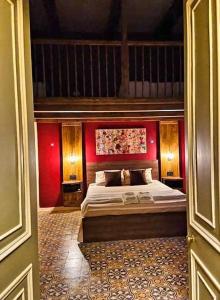 アインシーレムにあるTa' Ciangura House of Characterの赤い壁のベッドルーム1室