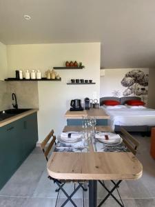 cocina con mesa y dormitorio con cama en LIS ESTELLO - 4* apartment - Upscale gite in Flayosc, en Flayosc