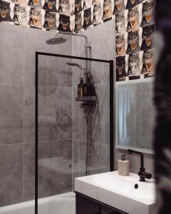 y baño con ducha y lavamanos. en Grâce Boutique Apartments, en Halle an der Saale