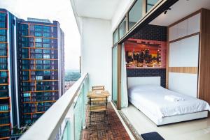 ジョホールバルにあるPalazio Serviced Apartments by RR JBcityのバルコニー&ベッド付 +126枚の写真