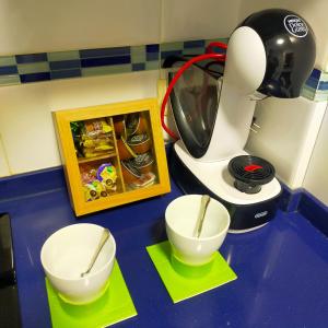 a toy kitchen with two white bowls and a blender at Rocas Brancas in Ribadeo
